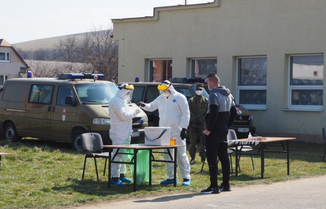 Словацькі військові почали перевіряти ромів на коронавірус (ФОТО)