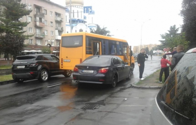 ДТП в Ужгороді: BMW «поцілувалось» з маршруткою (ФОТО)