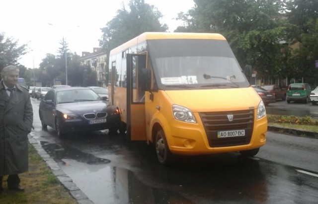 ДТП в Ужгороді: BMW «поцілувалось» з маршруткою (ФОТО)