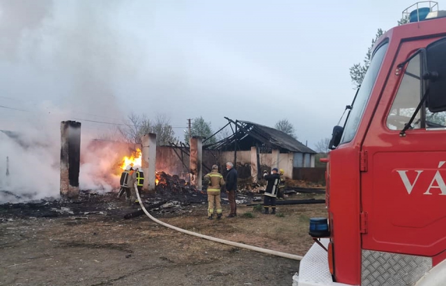 Велика пожежа в прикордонному селі на Закарпатті знищила вщент склади (ФОТО)