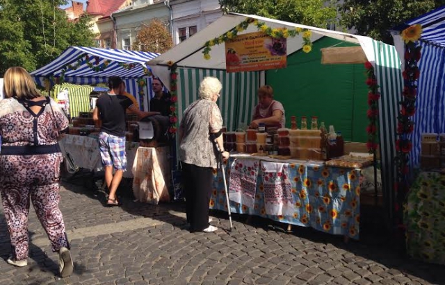 У центрі Мукачева стартував традиційний фестиваль меду (ФОТО)