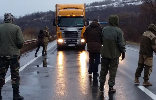 На в'їзді у Закарпаття активісти розвертають російські фури (ФОТО, постійно оновлюється)