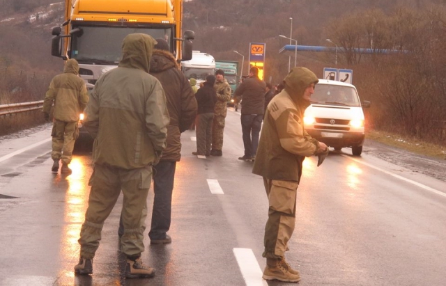 На в'їзді у Закарпаття активісти розвертають російські фури (ФОТО, постійно оновлюється)