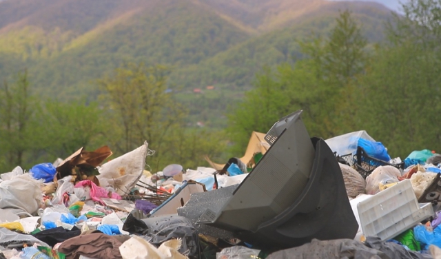 Сміттєві гори Закарпаття: Рахівщина заповнена стихійними сміттєзвалищами (ФОТО, ВІДЕО)