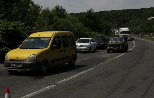 Смертельне ДТП під Мукачевом: У лобовому зіткненні двох авто загинуло 2 людини (ФОТО, ВІДЕО)