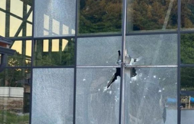 На Закарпатті знову стріляють з РПГ: у Мукачеві поцілили у будівлю відпочинкового комплексу (ФОТО, ВІДЕО)