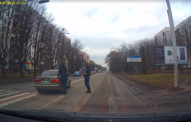В Ужгороді водій на Daewoo ледь не збив дівчину, яка йшла по пішохідному переході (ВІДЕО)