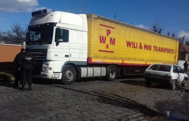 У Мукачеві активно штрафують вантажівки, які попри заборону заїжджають у місто (ФОТО)