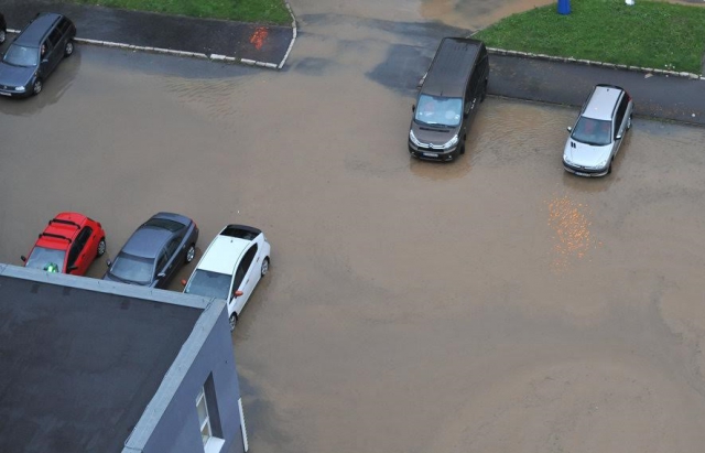 Східну Словаччину завалило градом, а вулиці по коліно залило водою (ФОТО, ВІДЕО)
