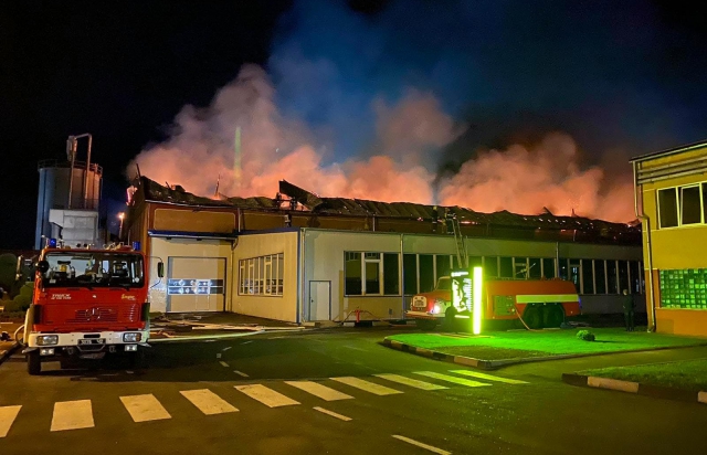 Вночі у Мукачеві згорів цех відомої лижної фабрики "Fischer". Всі подробиці (ФОТО, ВІДЕО)
