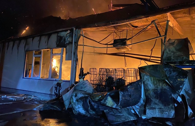 Вночі у Мукачеві згорів цех відомої лижної фабрики "Fischer". Всі подробиці (ФОТО, ВІДЕО)