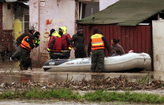 Перша жертва повені у Словаччині. Деякі села повністю під водою (ФОТО, ВІДЕО)