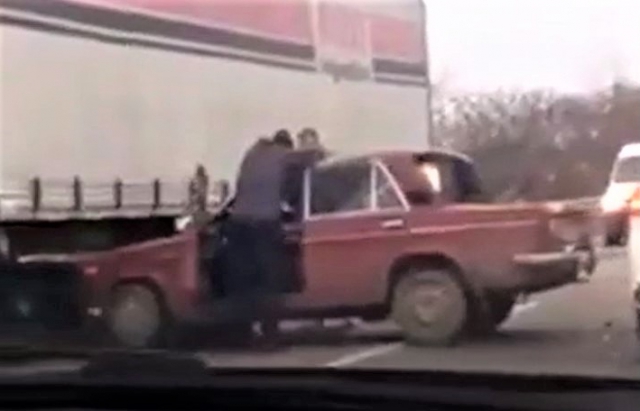ДТП у Мукачеві: зіткнулися ВАЗ та вантажівка (ВІДЕО)