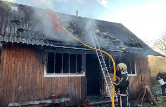 Пожежа на Рахівщині: посеред дня зайнялася літня кухні (ФОТО)