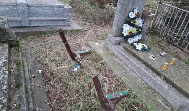 У Берегові на цвинтарі невідомі понищили лавиці (ФОТО)