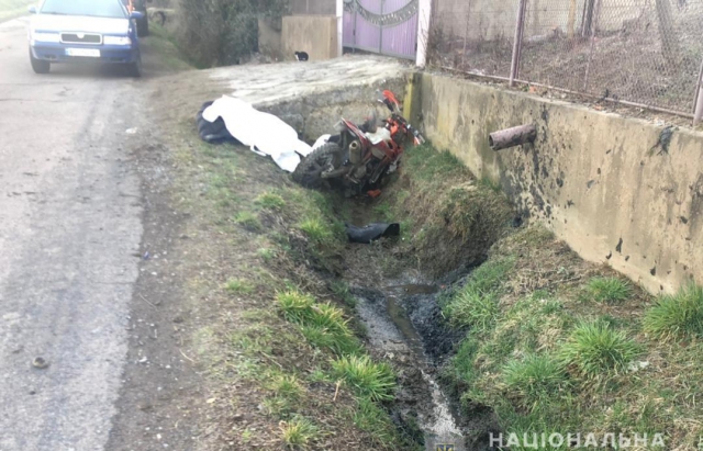 Смертельна аварія на Мукачівщині: 2 хлопці на мотоциклі влетіли у бетонний місток (ФОТО)