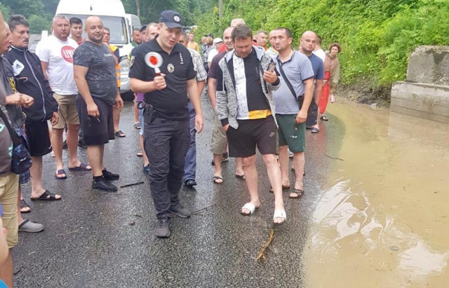 Негода на Рахівщині: через підтоплення обмежили рух трасою "Мукачево-Рогатин (ФОТО)