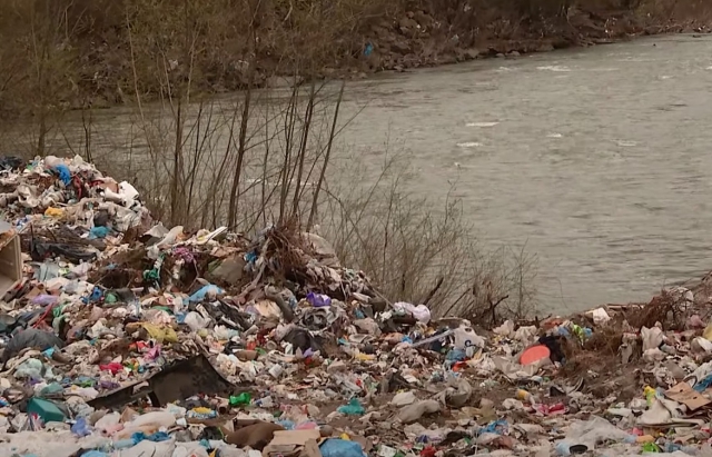 Сміттєві ріки: тони пластику та відходів пропливають Тисою до ЄС (ВІДЕО)