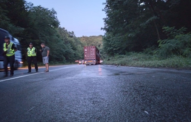 ДТП на Мукачівщині: зіткнулися три легковики та вантажівка (ФОТО, ВІДЕО)