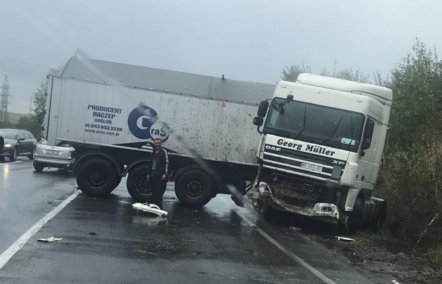 На Мукачівщині в ДТП потрапила вантажівка. Утворився чималий затор (ФОТОФАКТ)