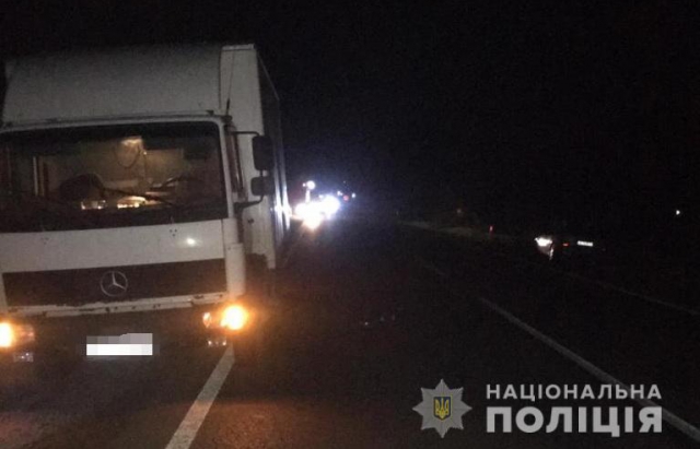 ДТП поблизу Виноградова: вантажівка збила двох пішоходів. Один - загинув (ФОТО)