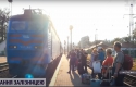 Встигнути за 180 с: Як у Сваляві туристи намагаються заскочити в поїзд "на ходу" (ВІДЕО)