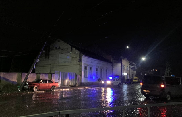 ДТП в Мукачеві: BMW влетів у стовп та залишив цілий район без електрики (ФОТО)