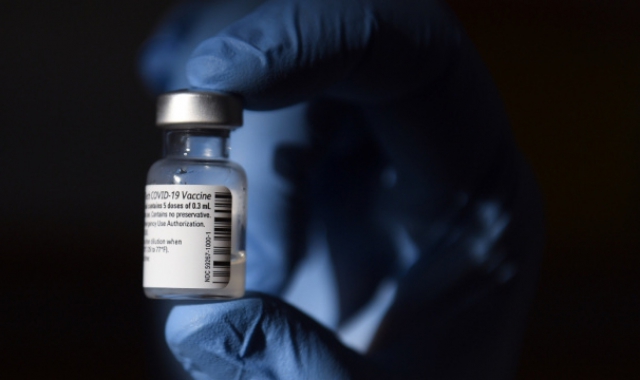 В Україні дозволили робити третю дозу вакцини від COVID лікарям