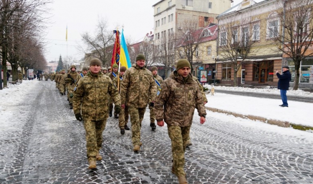 З поверненням: Бійці 128-ї закарпатської бригади пройшли парадом вулицями Мукачева (ВІДЕО)