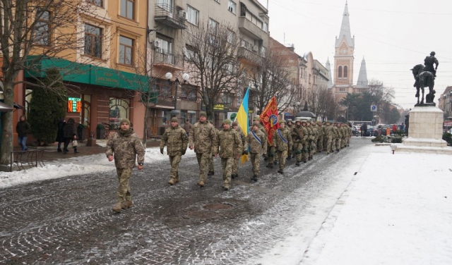 З поверненням: Бійці 128-ї закарпатської бригади пройшли парадом вулицями Мукачева (ВІДЕО)