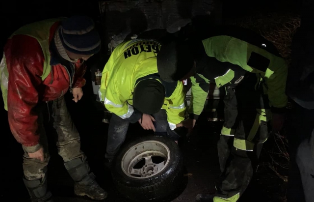 "Велике безколісся" на Закарпатті: Десятки авто з пробитими шинами стоять в ямах на трасі Київ-Чоп (ФОТО, ВІДЕО)