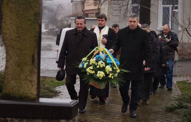 Мукачево вшанувало пам'ять полеглих героїв бою під Крутами (ФОТО)