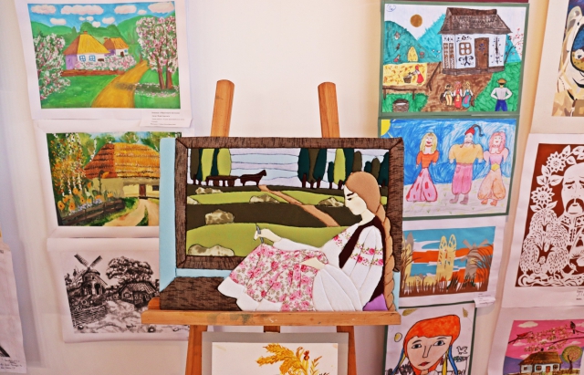 Об’єднаймося ж, брати мої: В Ужгородському Скансені відкрили виставку юних митців (ФОТО)