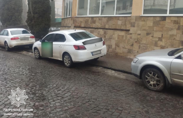 ДТП в Ужгороді: Водій на ВАЗ зіткнувся з Renault та втік (ФОТО)