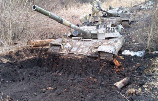 російські танки відкопали із багнюки і передали українським військовим