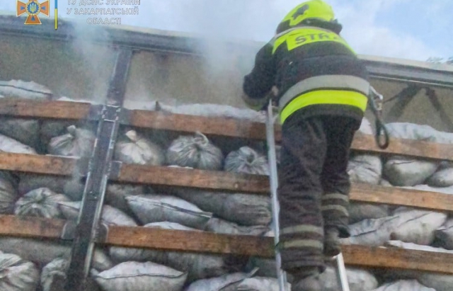 На об'їзній Ужгорода загорілась фура з 20 тонами вугілля (ФОТО)
