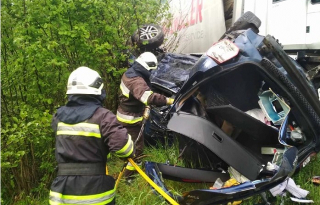 Зіткнулися вантажівка та легковик: В ДТП поблизу Сваляви загинуло троє людей (ФОТО)