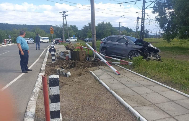 ДТП поблизу Великого Березного: Автівка знесла шлагбаум (ФОТО)