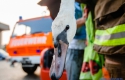 Порятунок птаха: Як в Ужгороді лебедя з розтрощеним крилом рятували (ФОТО)