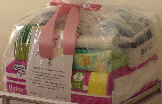 500 мукачівок вже отримало подарункові набори для новонароджених