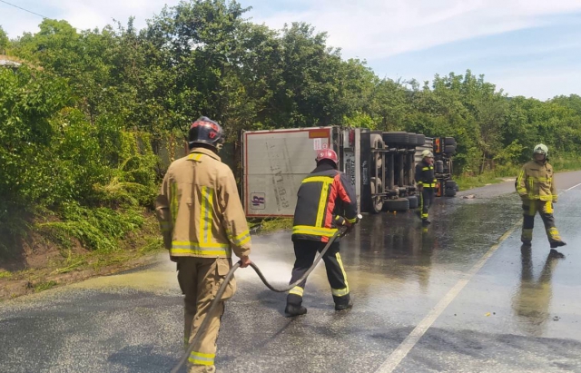 На Берегівщині перекинулася вантажівка з повним причепом олії (ФОТО)