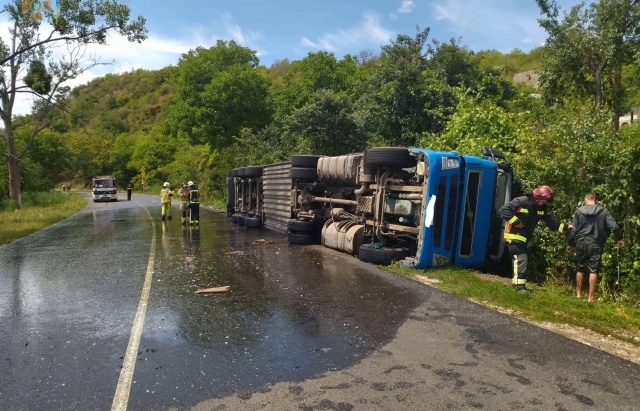 На Берегівщині перекинулася вантажівка з повним причепом олії (ФОТО)
