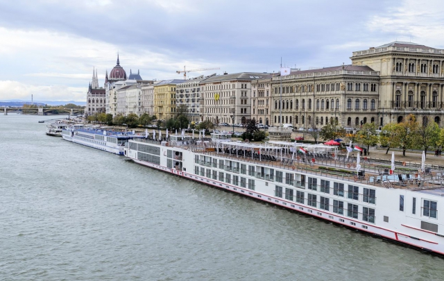 Дунай рекордно обмілів: кораблі з туристами не можуть приплисти в Будапешт (ФОТО)
