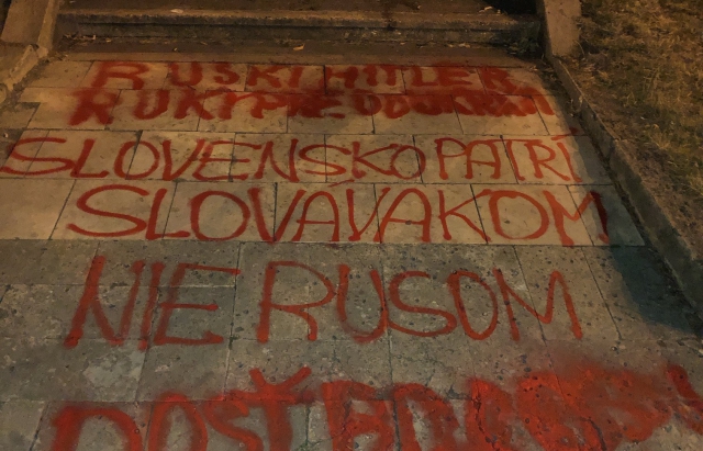 "Словаччина належить словакам, а не росіянам": У Кошице розмалювали пам'ятник радянській армії (ФОТО)