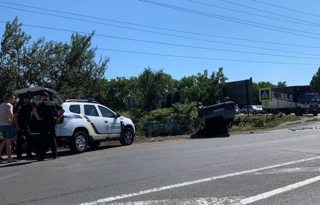 ДТП на в'їзді в Мукачево: Автівка опинилася на даху (ФОТО)