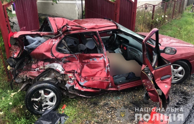 Водій не втримав авто на мокрій дорозі: Поліція опублікувала попередні причини смертельної ДТП на Берегівщині