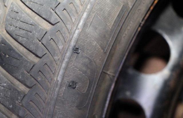 Жертва пропаганди: житель Праги проколов шини у 24 автівок на українській реєстрації (ФОТО)