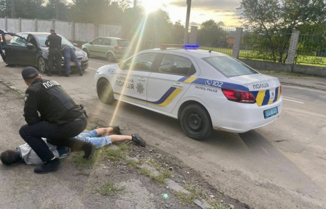 На Мукачівщині затримали наркоторговця одразу після збуту товару (ФОТО)