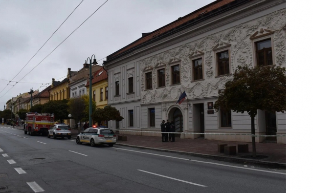 Майже по всій Словаччині евакуйовували суди - повідомили про замінування у багатьох містах