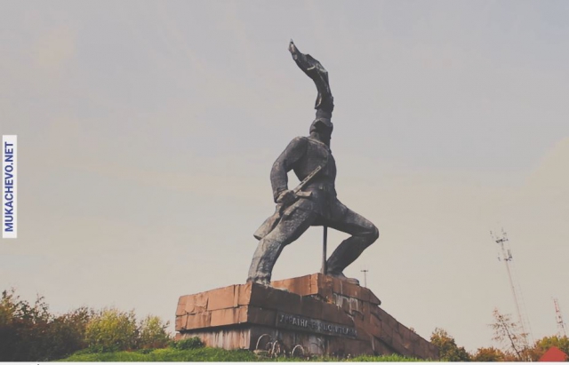 Величезний пам’ятник радянському солдату досі стоїть на кордоні з Словаччиною. Чому і хто винен?